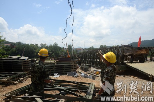 每一块桁架重800斤,官兵们在吊车的协助下施工。左边背影就是中暑前的王军杰.jpg
