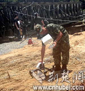 武警交通六支队士兵正在操作无人机侦察灾情2.jpg