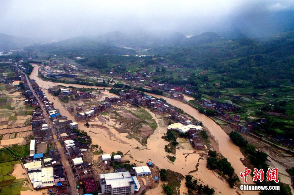 尼伯特登陆福建航拍暴雨引发的山洪灾害