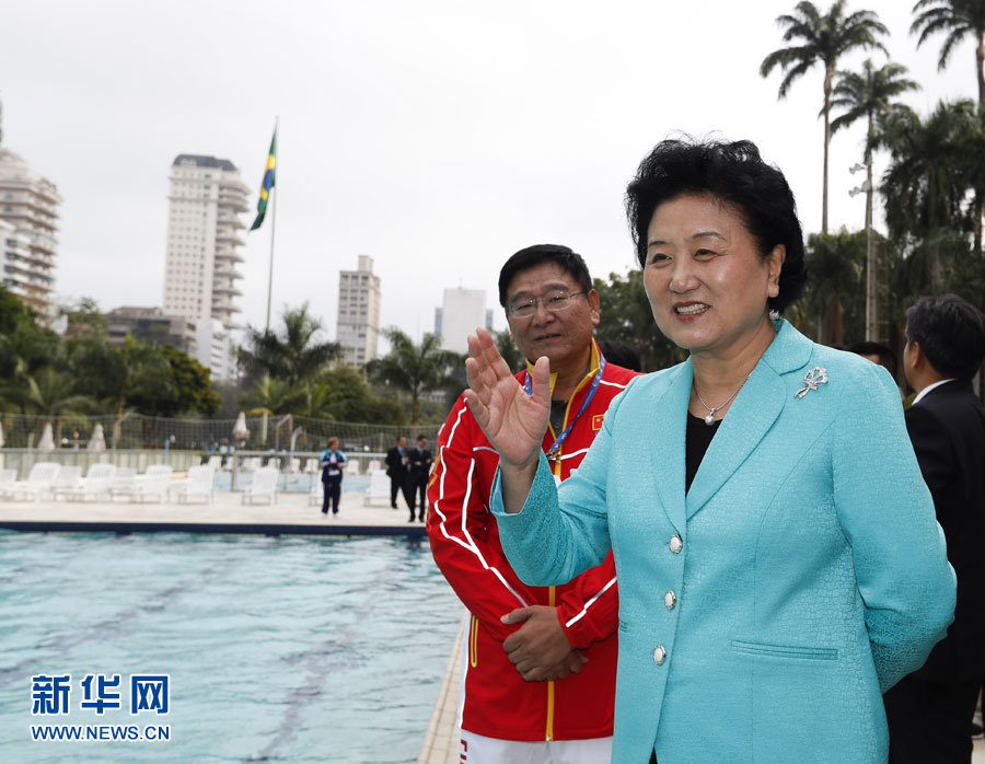 当地时间8月3日，国务院副总理刘延东在巴西出席里约奥运会开幕式前前往圣保罗赛前训练营看望中国体育代表团。这是刘延东视察花样游泳项目训练。新华社记者韩岩摄