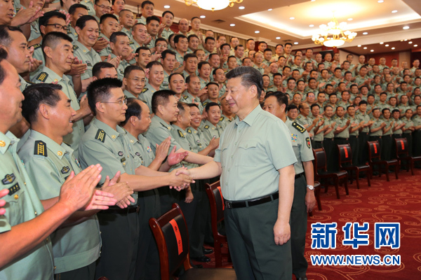 这是8月23日，习近平在西宁亲切接见驻青海部队师以上领导干部和团级单位主官，代表党中央和中央军委向驻青海部队全体官兵致以诚挚问候。新华社记者李刚摄