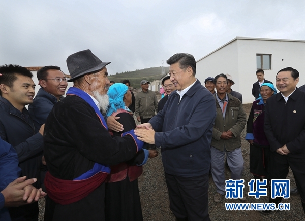 这是8月23日上午，习近平在海东市互助土族自治县五十镇班彦村考察时同村民亲切握手。 新华社记者 兰红光 摄