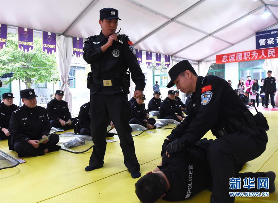 10月18日,民警在"警察训练营"学习醉酒场景的处理.