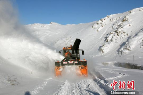 新疆北部再迎暴雪天气抢险人员24小时待命状态已6天未歇 新华网