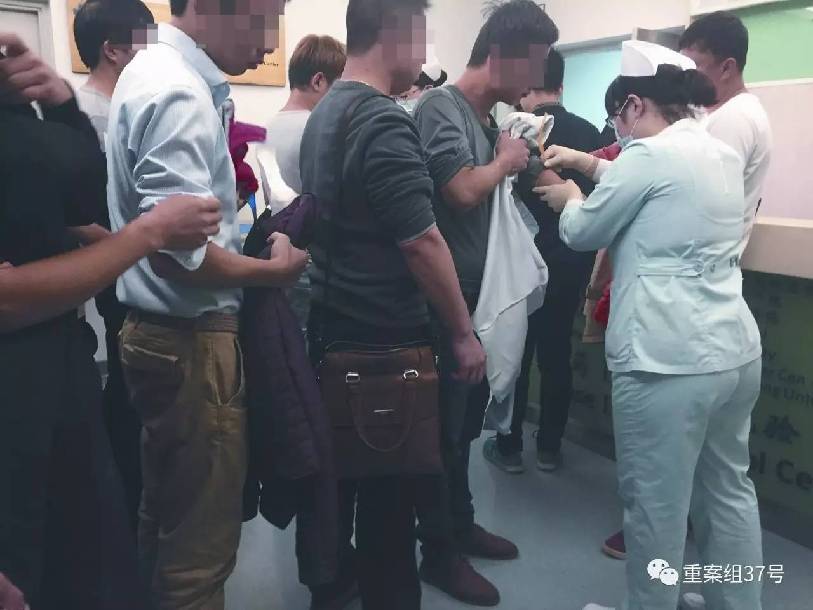 ▲11月3日,北京一大医院,试药体检筛查中,医生为受试者筛查针眼。按照规定,受试者在医院参加体检筛选后未超过5天不能参加下一家医院筛选。 新京报记者 王飞 摄