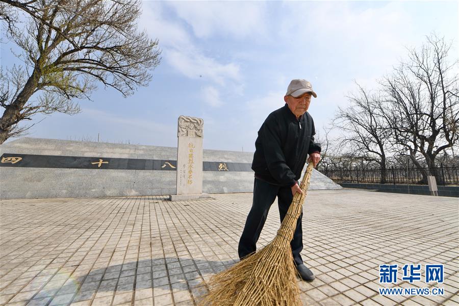 （社会）（1）河北耄耋老人义务守护无名烈士墓33载