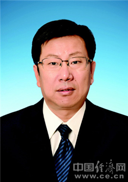 原任克拉玛依市委书记的是陈新发,1960年7月出生,曾任克拉玛依市市长