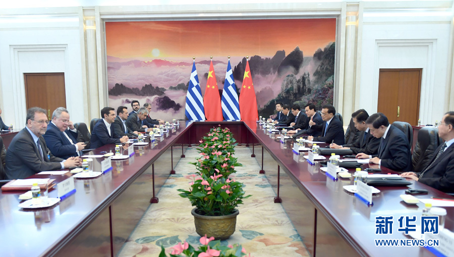 5月13日，国务院总理李克强在北京人民大会堂会见来华出席“一带一路”国际合作高峰论坛的希腊总理齐普拉斯。 新华社记者 张铎 摄
