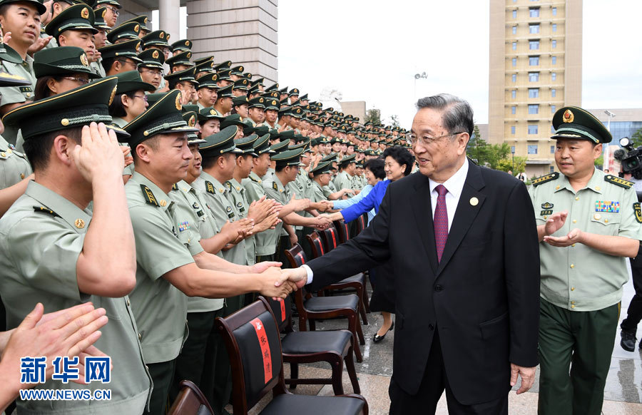 8月7日，中共中央政治局常委、全国政协主席、中央代表团团长俞正声率代表团部分成员分别赴内蒙古军区、武警内蒙古总队、武警内蒙古森林总队慰问，并会见自治区政法干警代表。这是俞正声会见武警内蒙古总队官兵。新华社记者 张领 摄