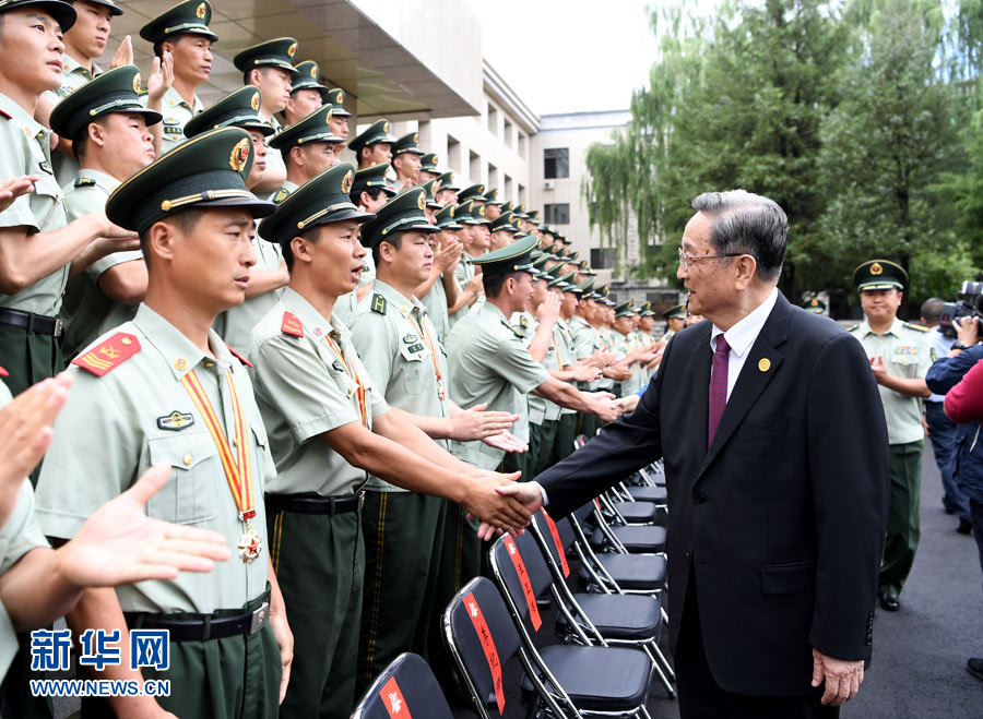 8月7日，中共中央政治局常委、全国政协主席、中央代表团团长俞正声率代表团部分成员分别赴内蒙古军区、武警内蒙古总队、武警内蒙古森林总队慰问，并会见自治区政法干警代表。这是俞正声会见武警内蒙古森林总队官兵。新华社记者 张领 摄