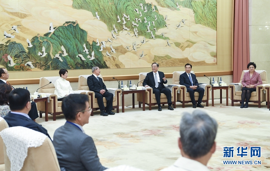 11月7日，全国政协主席俞正声在北京会见饶颖奇率领的台湾民意代表交流参访团。新华社记者张领摄