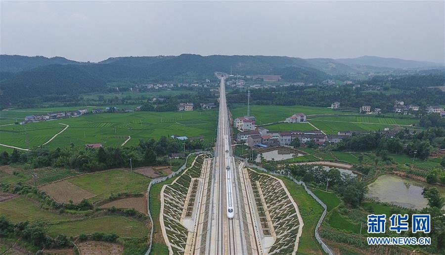 一列综合检测列车通过西成高铁四川江油路段(7月3日摄.