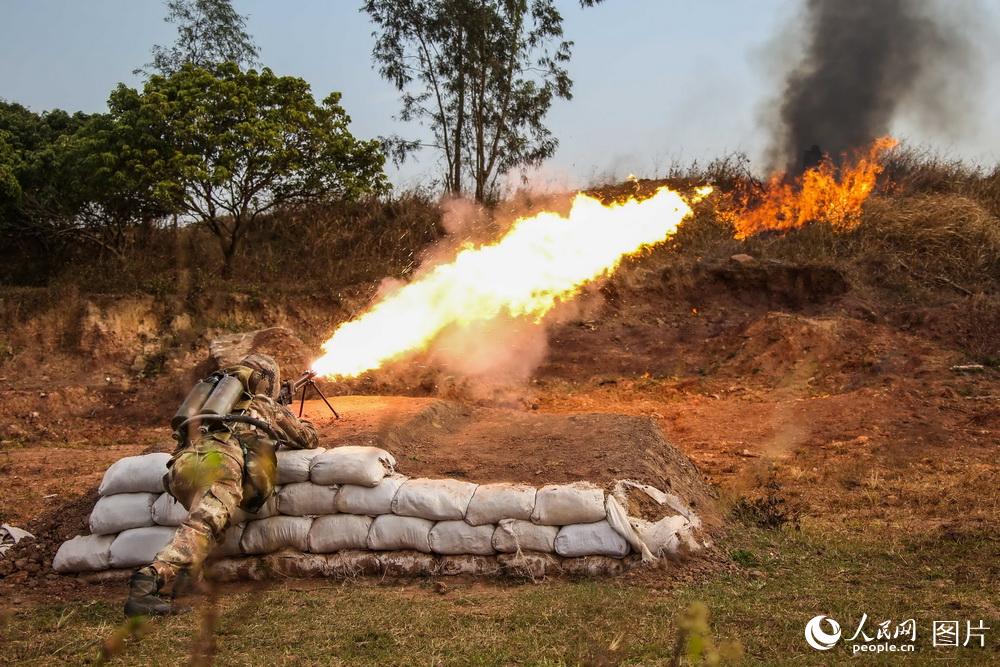 12月27日，喷火兵进行仰角射击精确打击“敌”碉堡