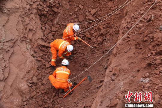 云南鲁甸一施工现场山体垮塌致4人被埋1人轻伤