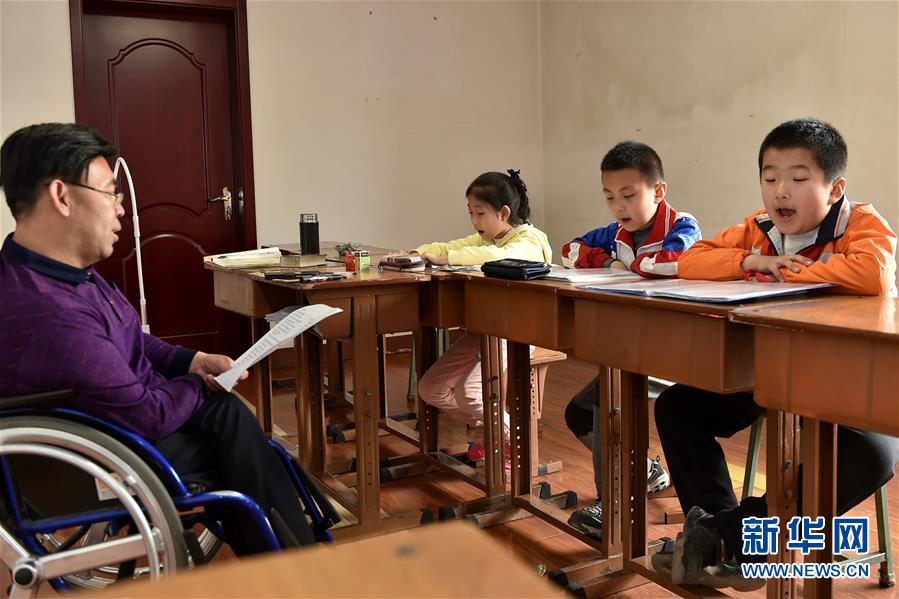 轮椅教师直播教英语成网红:我就是喜欢讲课