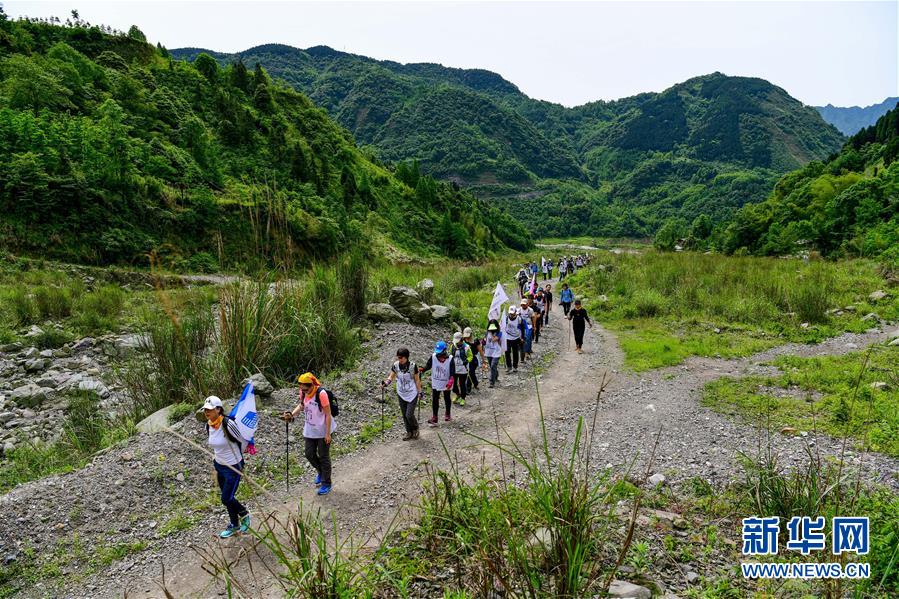 （新华网）徒步穿越纪念汶川地震十周年