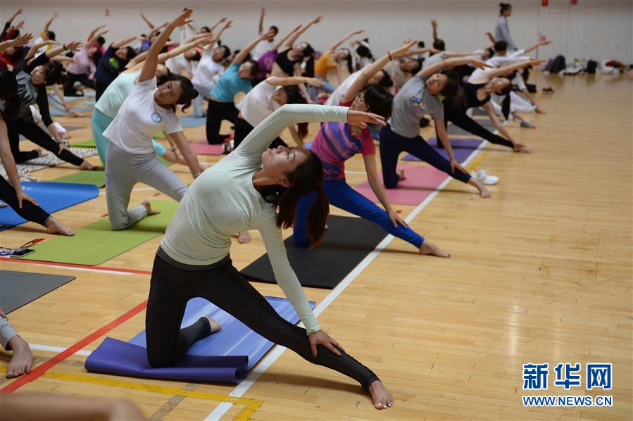 云南民族大学中印瑜伽学院举办国际瑜伽日活动