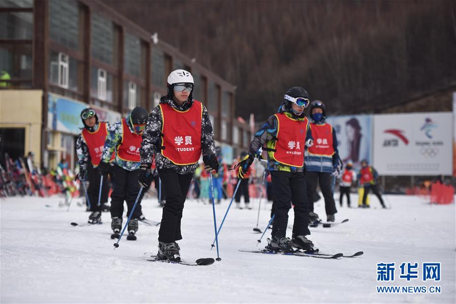 河北张家口:冰雪运动进校园