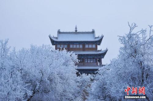 资料图：小寒时节，甘肃嘉峪关市迎来了一场大雪。师永红 摄