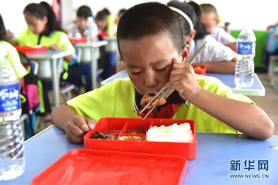 （在习近平新时代中国特色社会主义思想指引下——新时代新作为新篇章·总书记关心的百姓身边事·图文互动）（3）一蔬一饭都是爱——3700万农村娃的营养餐故事