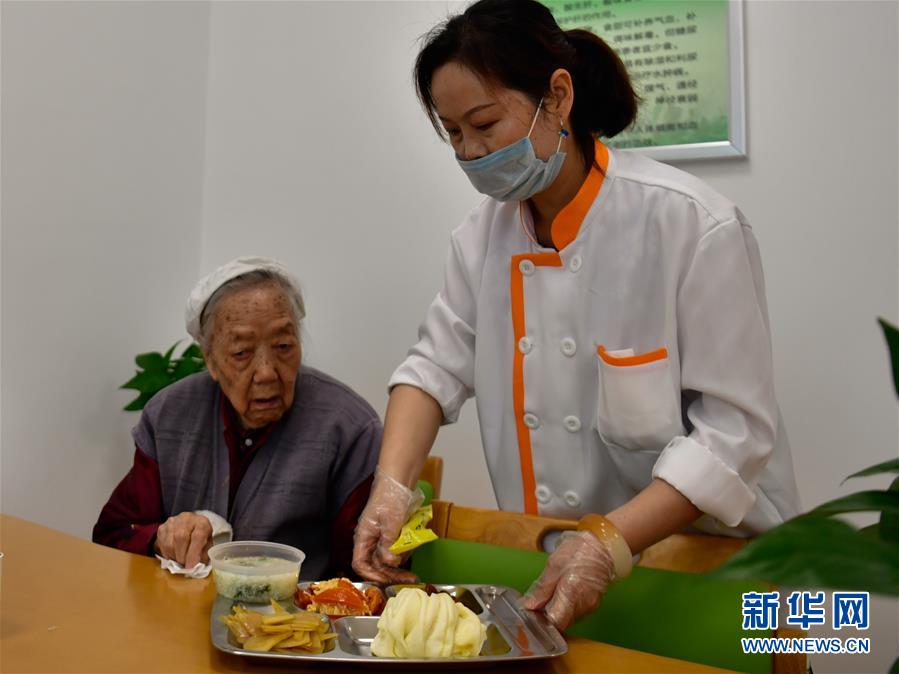 （新华全媒头条·图文互动）（2）“一碗饭”暖了老人心——西宁“爱老幸福食堂”观察