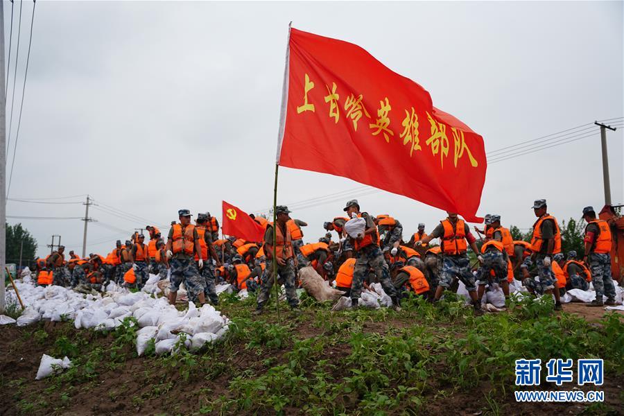 （防汛抗洪�圖文互動）（4）洪水不退，子弟兵誓死不退——解放軍和武警部隊官兵參與洪澇災害搶險救援記事