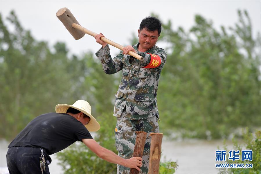 （在习近平新时代中国特色社会主义思想指引下——新时代新作为新篇章·习近平总书记关切事·图文互动）（2）洪峰浪尖，鲜红的党旗高高飘扬——记防汛抗洪一线的共产党员