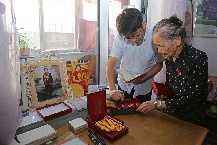 在93岁抗日老兵徐银秀奶奶家中采访在抗日名将张自忠旧宅采访"中国