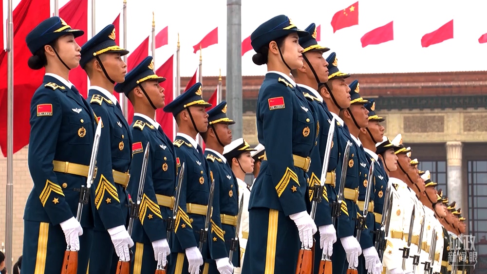 今年恰逢建党百年,仪式上的三军仪仗兵从平年的30名增加到60名.