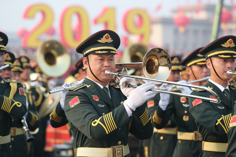 解放军联合军乐团在广场就位后进行准备工作和试奏据了解解放军联合