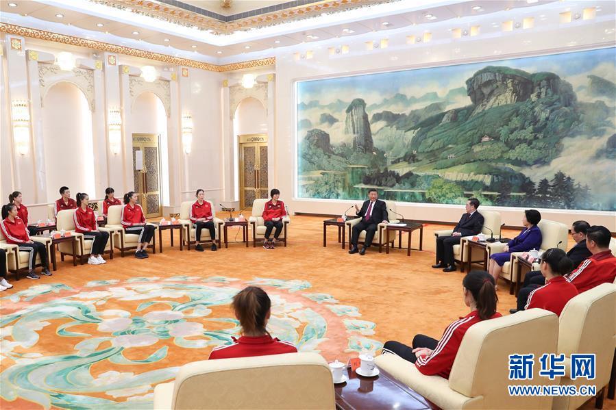 （时政）习近平会见中国女排代表