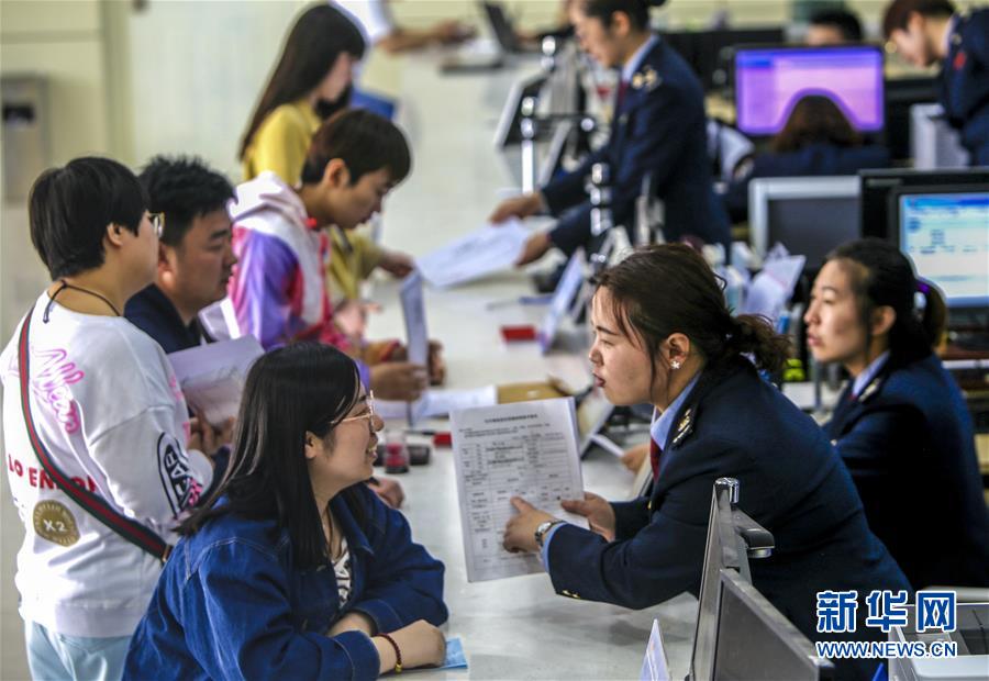 （新华全媒头条·图文互动）（2）走向更加广阔的舞台——写在民营企业座谈会召开一周年之际