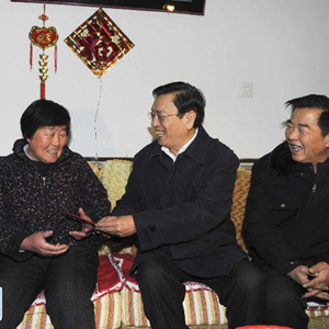 "心里要时刻装着老百姓"--记中共中央政治局常委张德江