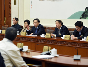 张德江参加十二届全国人大常委会第十三次会议分组审议