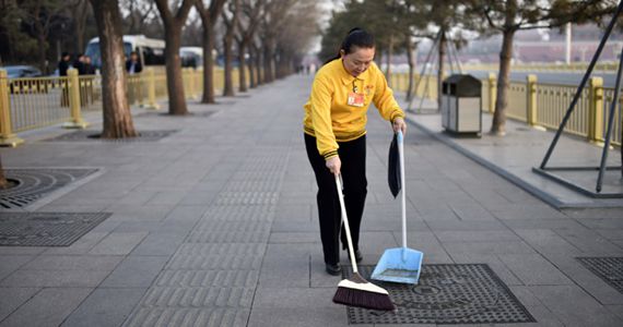 保洁员全国人大代表在人民大会堂前清扫地面