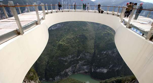 重庆建世界第一玻璃廊桥 悬挑于千米高空