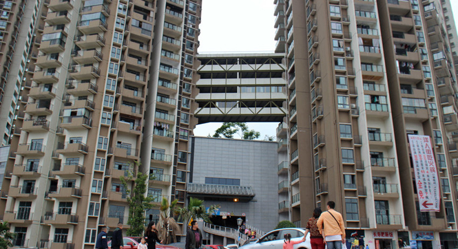 重庆8层楼高“悬空房屋” 走廊变住宅