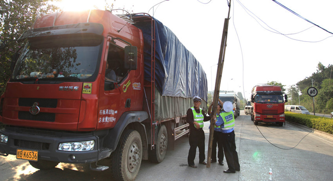柳州现最美交警 接力撑起电缆放行车辆
