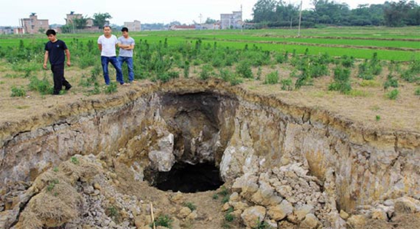 广西两村庄发生地陷 出现10多处大深坑