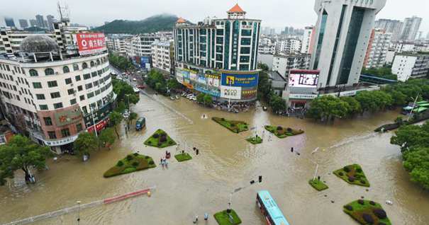 江西宜春突遭暴雨 城区一片“汪洋”