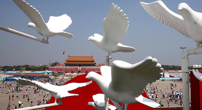 天安门广场“和平鸽”飞翔