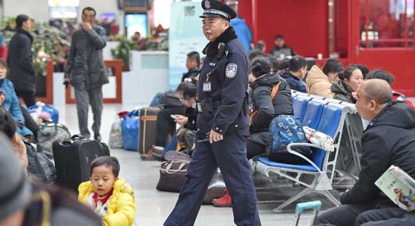 春运“老黄牛”铁警董传忠：30年坚守春运只为旅客出行平安