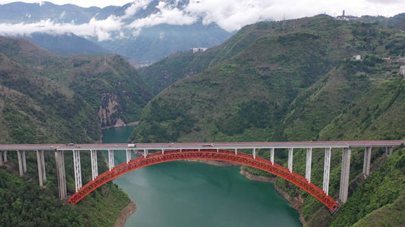 瞰三峡库区绿水青山气象新