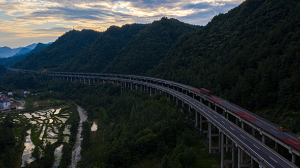 沪渝高速：穿山沟，带火农家乐