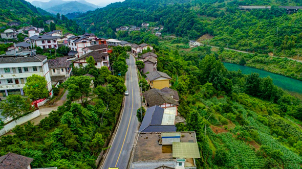 沿着渝湘高速“瞰”重庆土家古寨新风景