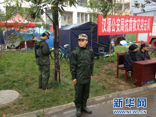 [现场微播报]连线芦山 记者雨中采访灾区安置点