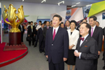 习近平出席庆祝香港特别行政区成立十五周年成就展开幕式并参观展览