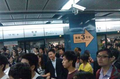 广州地铁八号线进站时突发事故 乘客隧道中摸黑出站