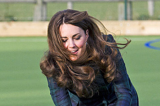 高清-英国凯特王妃回母校 高跟风衣大玩曲棍球