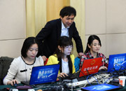 新华网、中国政府网工作人员做直播准备
